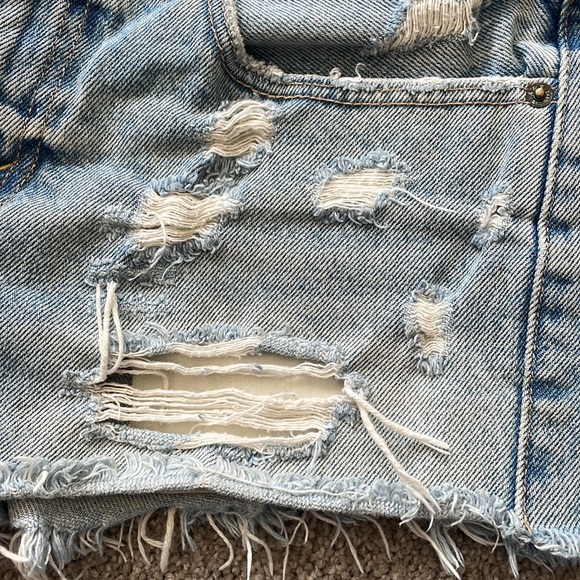A&F Harper Low Rise Ripped Denim Shorts - Picture 4 of 4